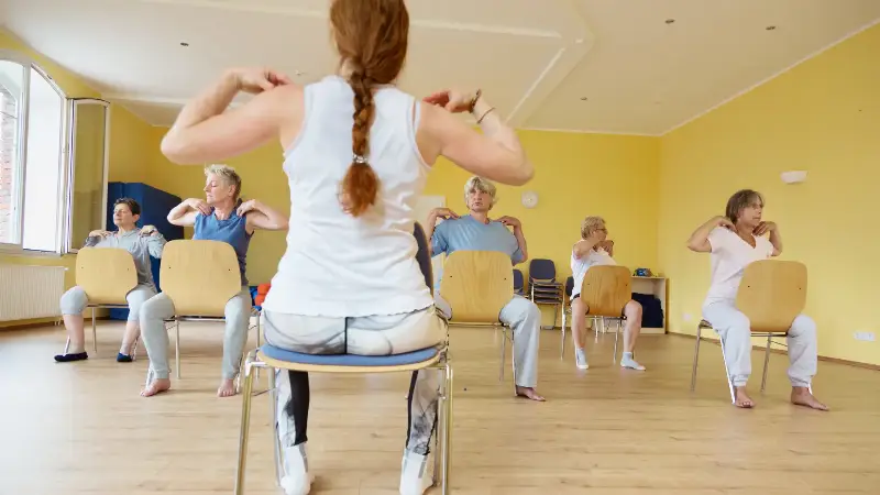 Yoga con Sedia: un approccio accessibile al benessere